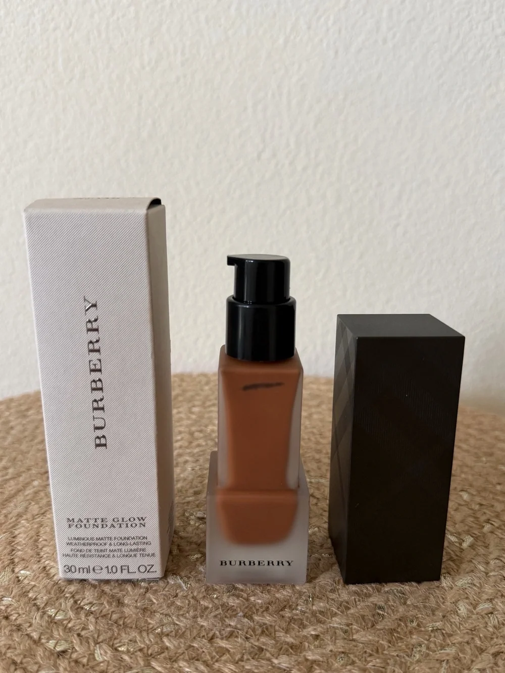 Burberry Matte Glow Foundation Dark Warm No. 140
